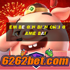 Em bé gần biển Chơi game bài